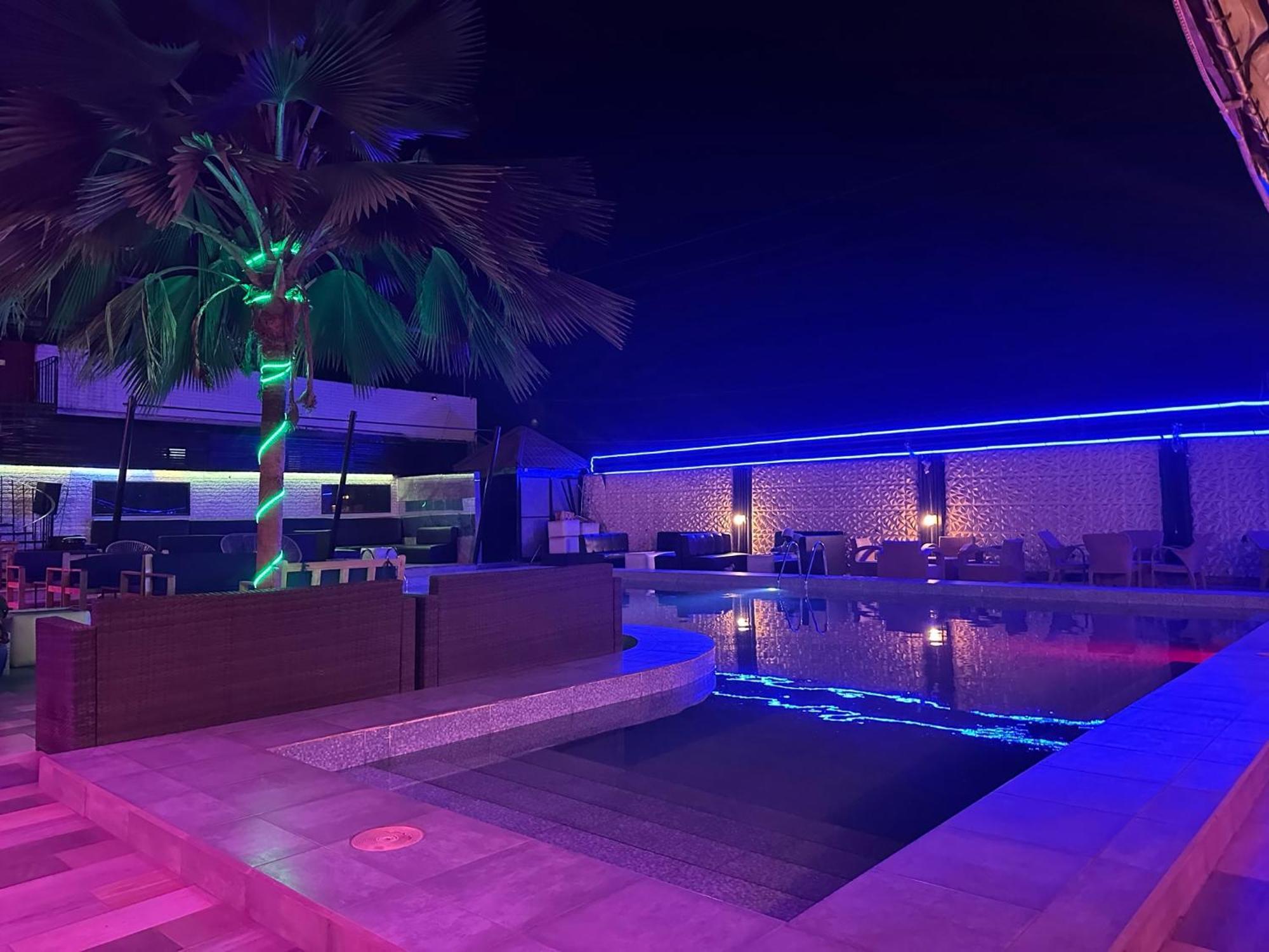 Apartments Plaza Hotel Кололі Екстер'єр фото