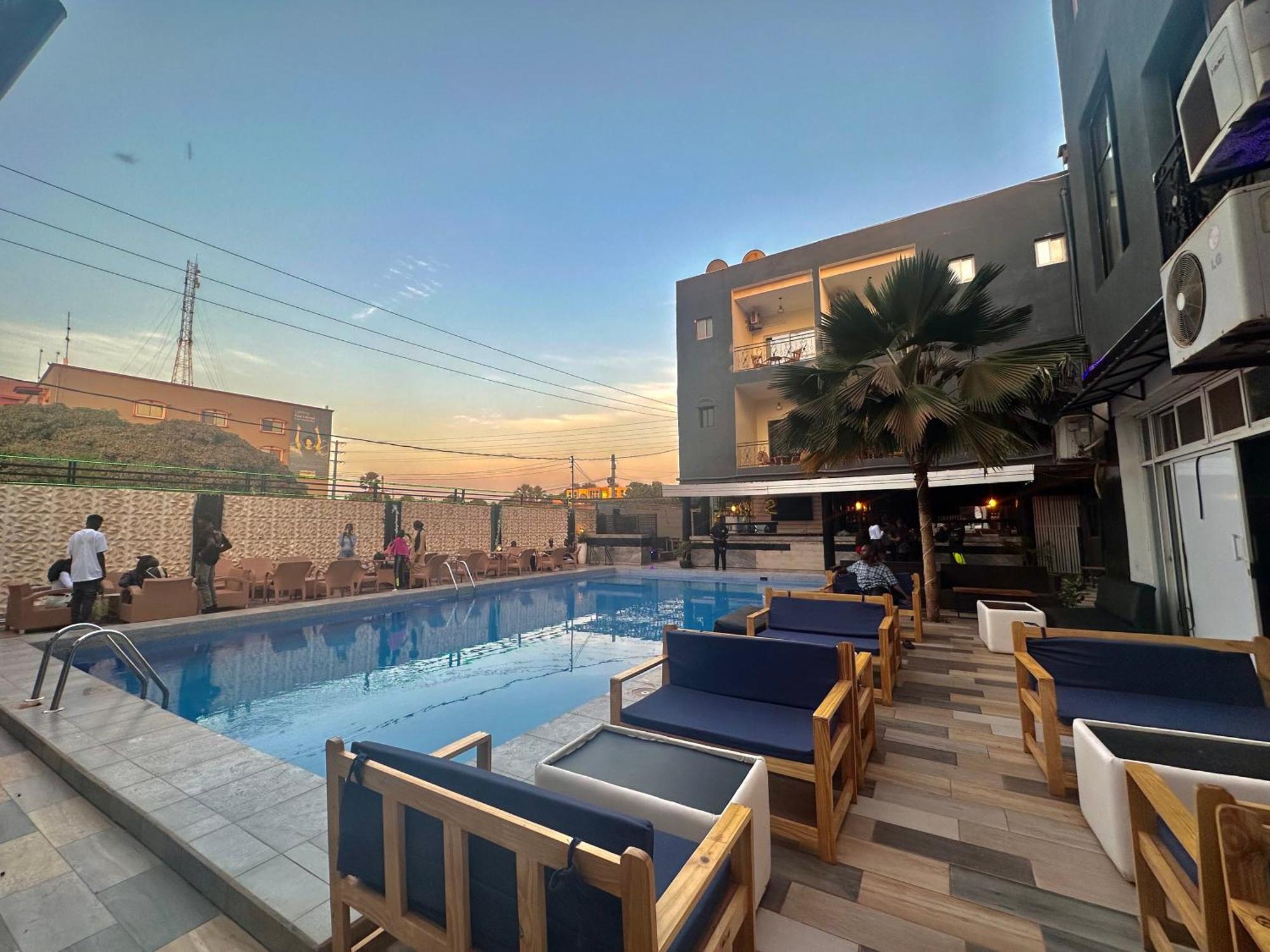 Apartments Plaza Hotel Кололі Екстер'єр фото