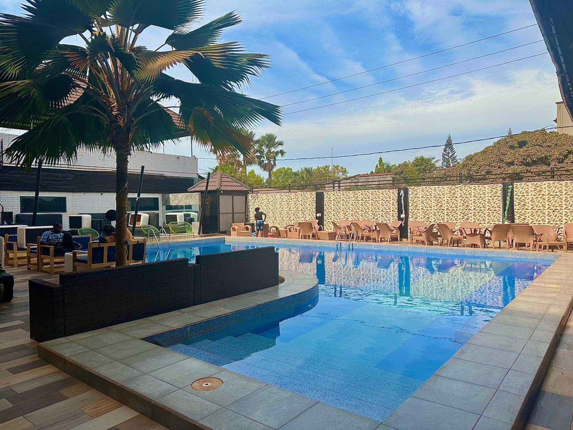 Apartments Plaza Hotel Кололі Екстер'єр фото