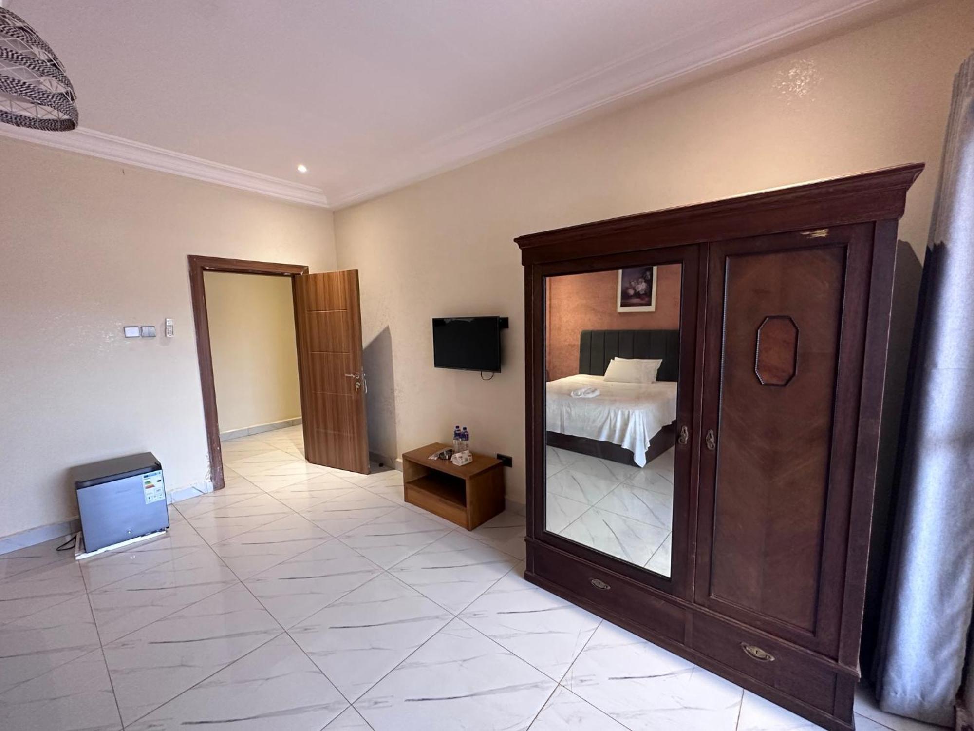 Apartments Plaza Hotel Кололі Екстер'єр фото