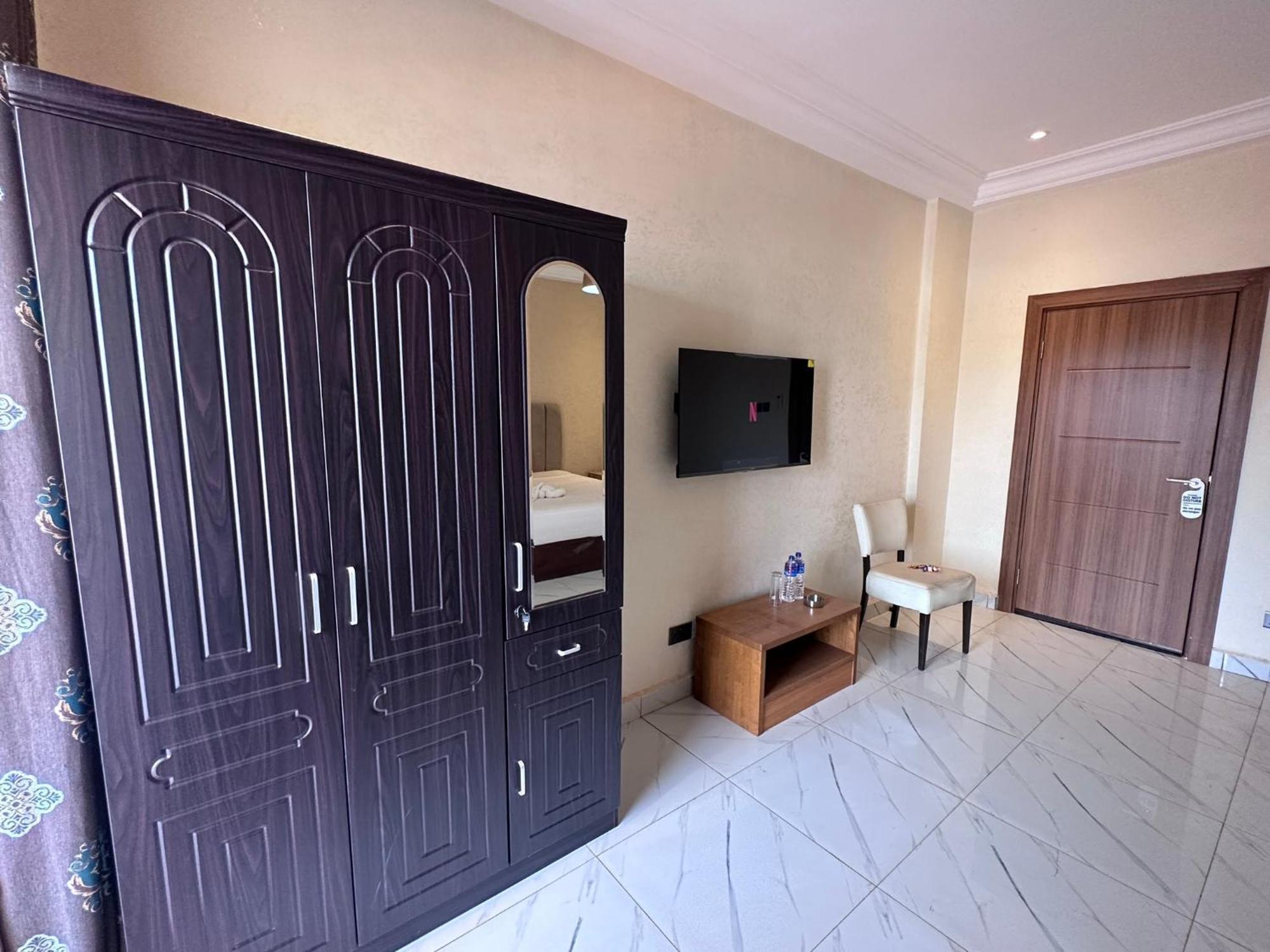 Apartments Plaza Hotel Кололі Екстер'єр фото